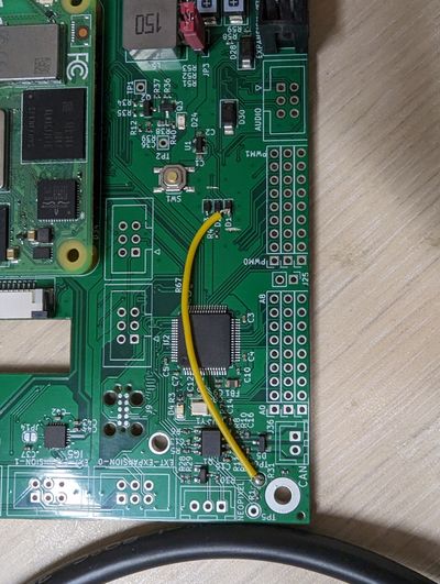 Une correction de PCB, couper la mauvaise ligne de Reset au cutter et relier la bonne ligne