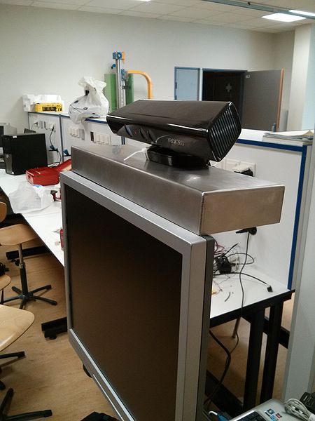 Fichier:Kinect sur robot.jpg