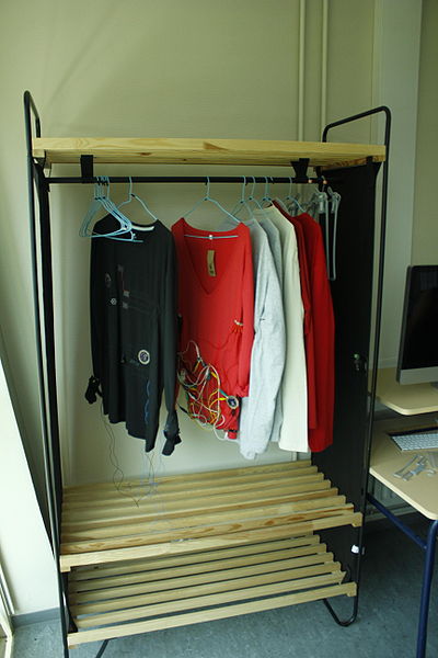 Fichier:PenderieInformatiqueTextile.jpg