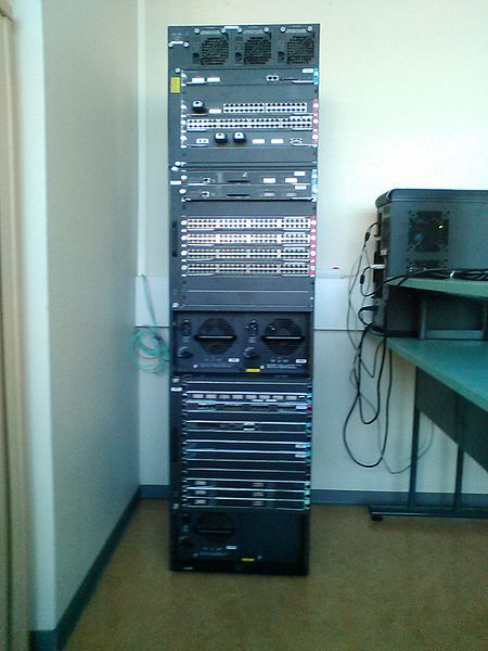 Fichier:SalleE304BaieReseau.jpg