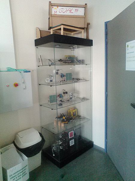 Fichier:SalleE306Vitrine.jpg